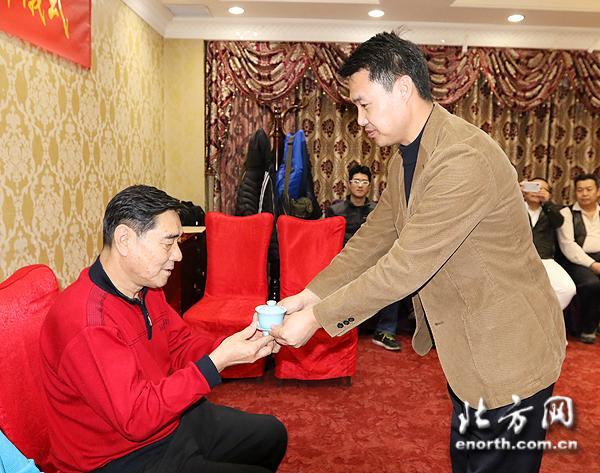 张天成向恩师范永庆献茶