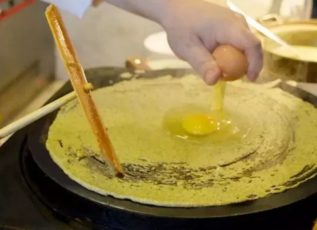 其實,煎餅果子就是咱天津人再普通不過的早點,為什麼要整得這麼不接地