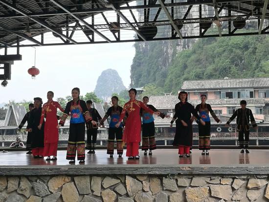 明仕田园景区内的民俗表演(人民网王勇 摄)