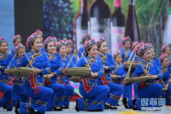 在广西罗城仫佬族自治县,当地群众在仫佬族传统节日依饭节上表演节目