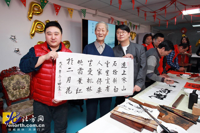 田立禾先生向养老院献上自己的书法作品养老中心的三位老人为表达对