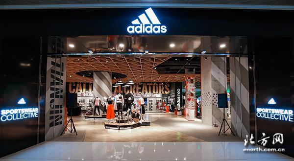 并将一双阿迪达斯当季主推的特别定制的涂鸦版pureboost跑鞋赠予店铺