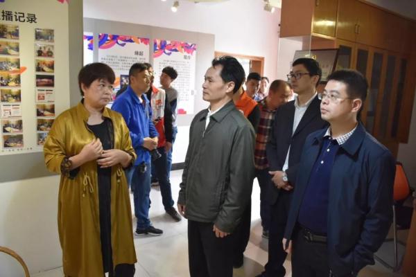 调研组实地参观了文化活动中心,市青少年宫长安分宫,图书分馆,游泳馆