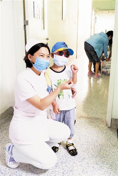 康复治疗,6月13日,子健达到出院标准,医生护士病友都开心地送他出院