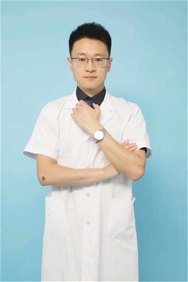 并摘下口罩为其做人工呼吸的消息,阿里天天正能量授予女医生马瑞"天天