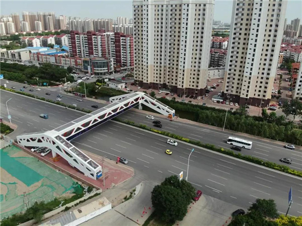 全市单跨跨度最大人行天桥在李七庄街投入使用