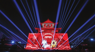 一场别开生面的城市庆生"灯光秀"于今晚在记载着天津数百年历史的鼓楼