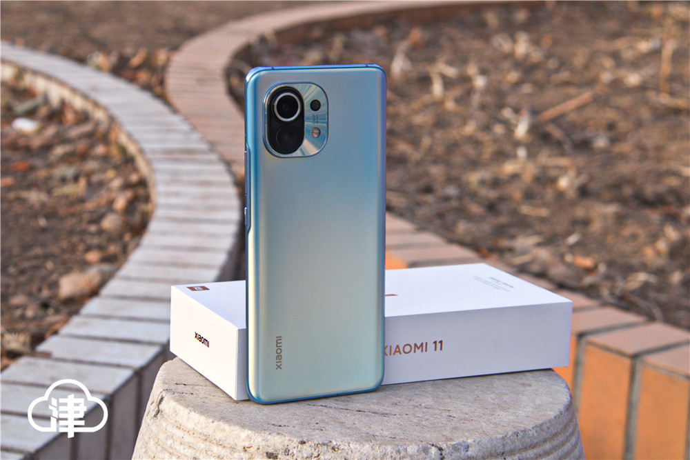 小米11蓝色上手图赏:首发骁龙888 2k屏幕加持