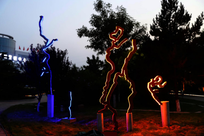 华灯璀璨 实业报国——钢铁元素光影雕塑艺术展正式点亮