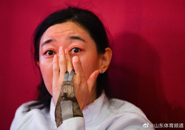 孙一文伤退后不愿离场独自坐在场边潸然泪下