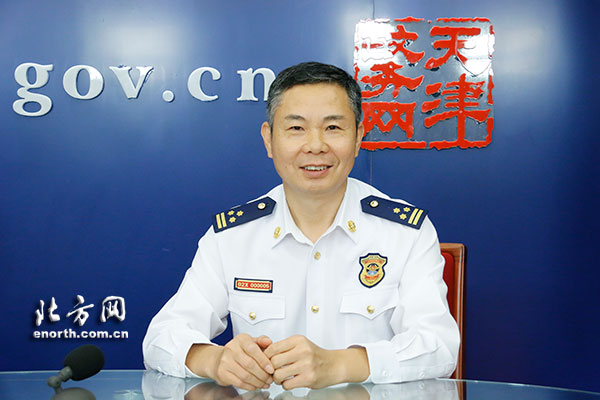 天津市消防救援总队副总队长王以革主持人:网民朋友们大家好!