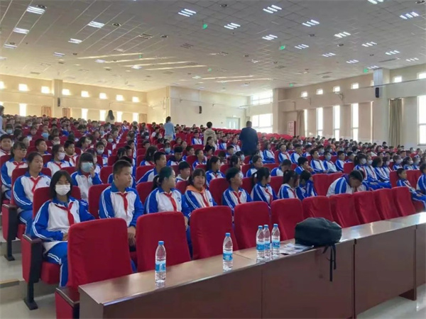 在葛沽镇第三实验中学,邀请了天津市安定医院安旭光主任以"抑郁症的