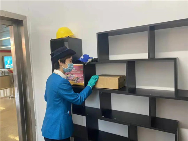 本溪路站在失物招领服务中心配置展示柜和保险柜,对一般物品和贵重