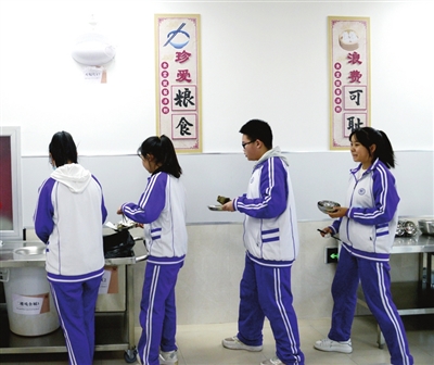 北辰区实验中学推行午餐自助制节粮效果显著
