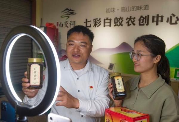 同安区志愿者在淡溪村陪老人们做游戏.