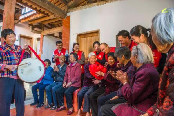 同安区志愿者在淡溪村陪老人们做游戏.