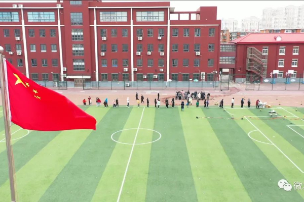 与此同时,在北仓小学的核酸筛查专场,前来参与采样的学生排起了长队