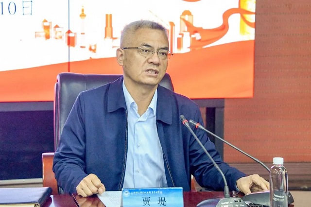 贾堤为青年学生讲授思政课