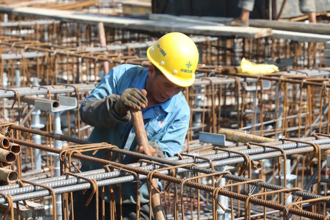 上高温下环卫工人依旧在为城市擦亮衣装在辛庄镇的大街小巷小暑已至