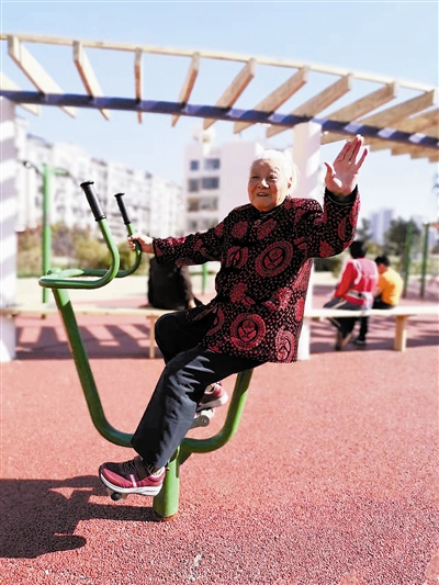 百岁老人身体棒每天锻炼一小时