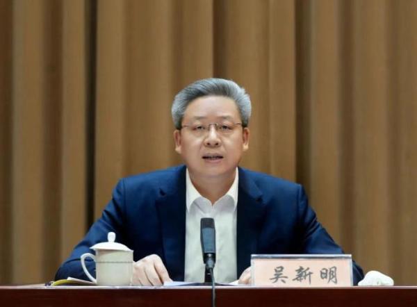 曾在苏州工作多年,担任过苏州市商务局局长,虎丘区区长,区委书记等职