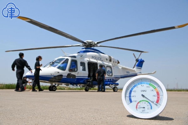 近日,警航总队组织开展夏季专项飞行训练.