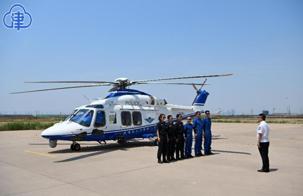 近日,警航总队组织开展夏季专项飞行训练.