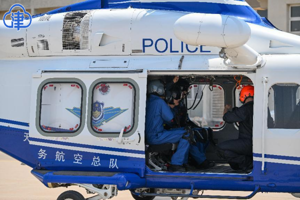 近日,警航总队组织开展夏季专项飞行训练.