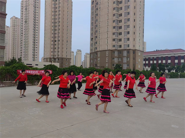 舞出文明健康新风尚双林街三宝社区举办广场舞健身活动