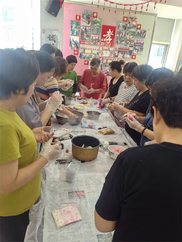 双港镇鑫港园社区开展月满中秋情满人心中秋节手工月饼制作活动