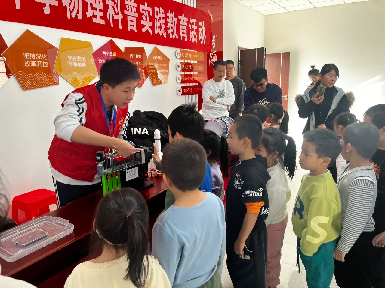 八里台镇尚湖苑社区"五爱"教育阵地开展"点亮童心 科技点燃梦想"科普