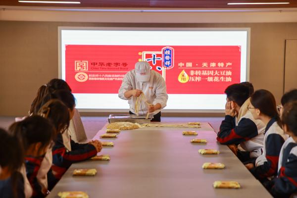 "活动特别邀请十八街麻花非遗传承人"手把手"教学麻花制作技艺,来自