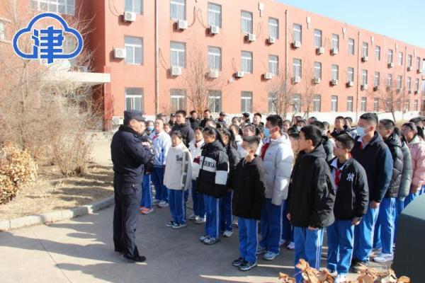 北辰区中学生进戒毒所上开学禁毒第一课