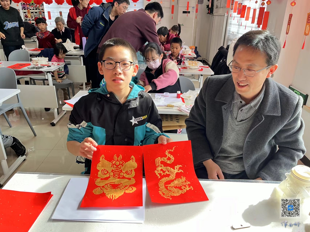 随后,孩子们兴致勃勃地拿起模具,轻轻蘸取金色印泥,涂墨,按压,拓印