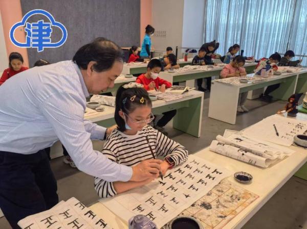 陈超为10岁的女儿孟逸卓报了书法课程,"孩子爱书法,绘画,天津美术馆的