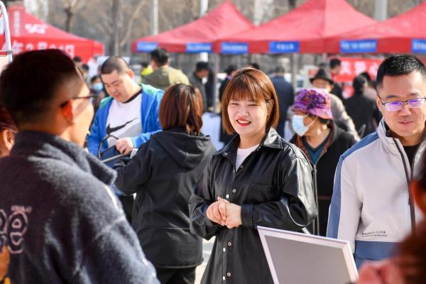 东丽区春风行动军粮城街专场招聘会举行