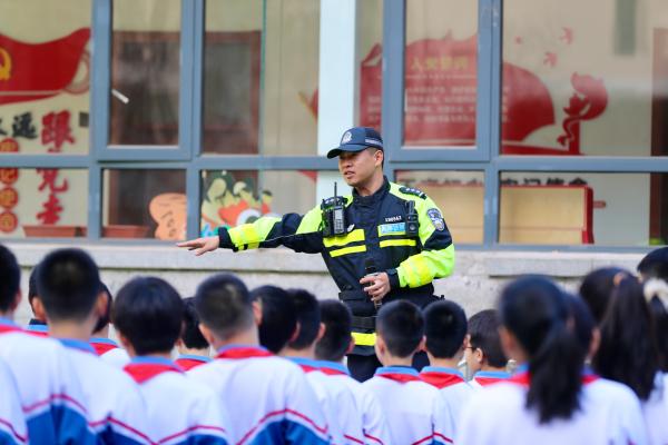 天津公安铁骑护卫机动队走进和平区新星小学开展交通安全宣传教育