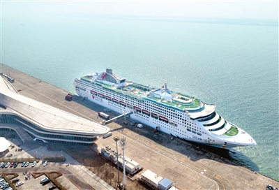 网讯:3月23日下午,2000余名旅客在天津邮轮口岸办理了出境边检手续,从