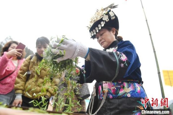 杨华峰 摄花垣县十八洞村的参赛选手现场制茶. 杨华峰 摄