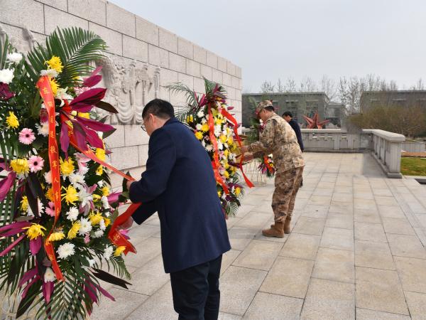 "清明祭英烈"  东丽区在天津市烈士陵园开展烈士祭扫活动