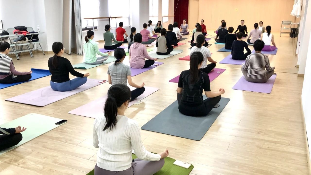 瑜悦身心伽倍健康海棠街文澜花园社区开展公益瑜伽课