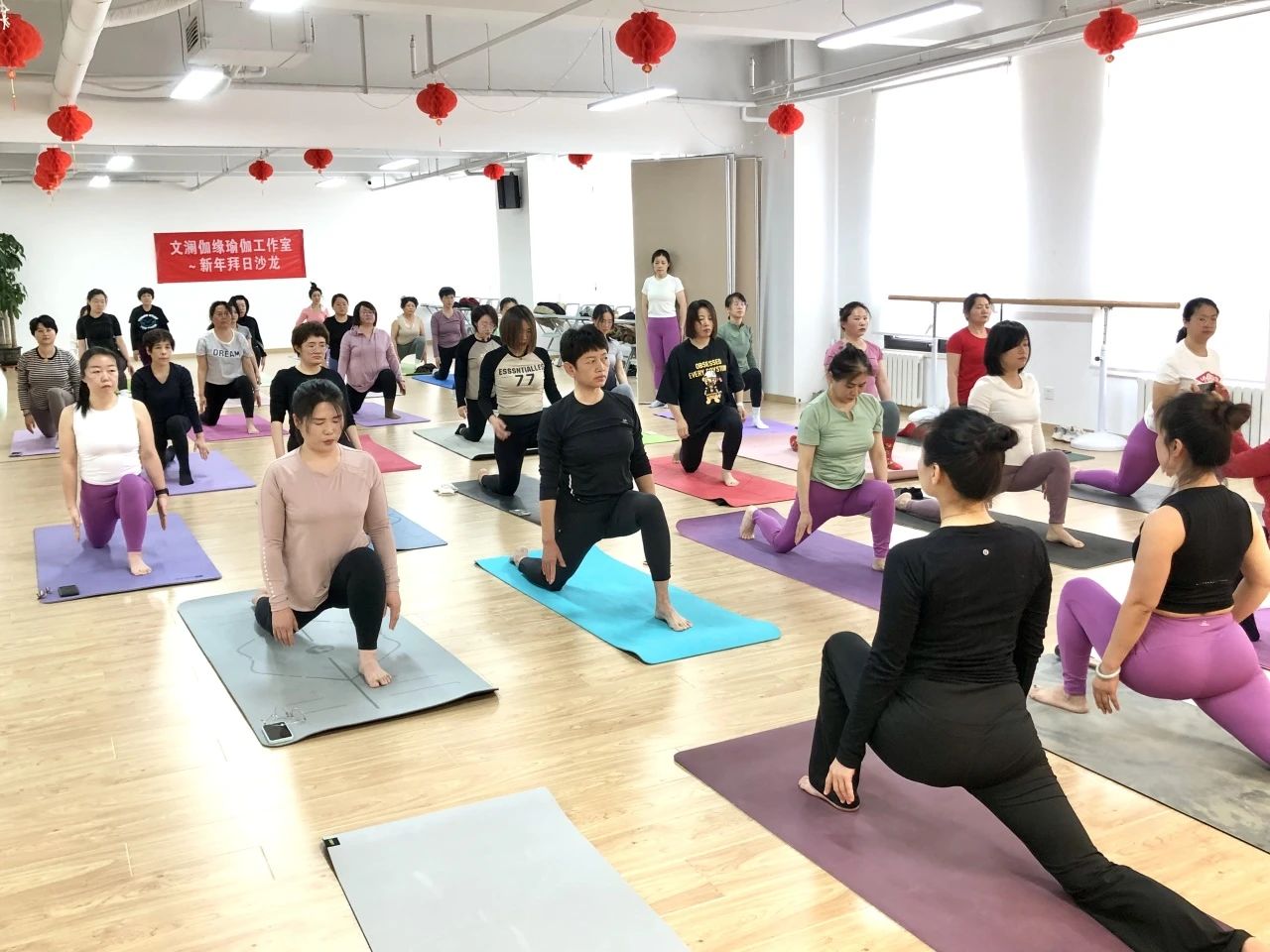 瑜悦身心伽倍健康海棠街文澜花园社区开展公益瑜伽课