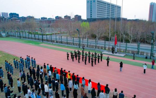 天津城建大学举行升旗仪式缅怀革命英烈传承红色基因