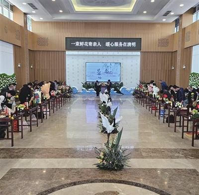 一束鲜花寄亲人暖心服务在清明