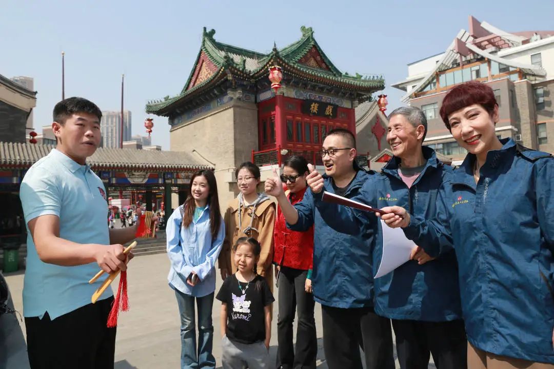 清明节期间,河北区好人(文明单位)联盟副会长刘春慧带领春晖文艺志愿