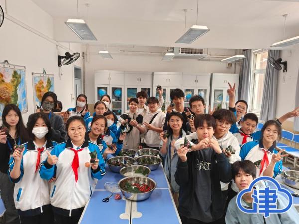 学做天津传统特色美食煎饼果子,熟梨糕,并与枫林路中学学生开展姊妹校