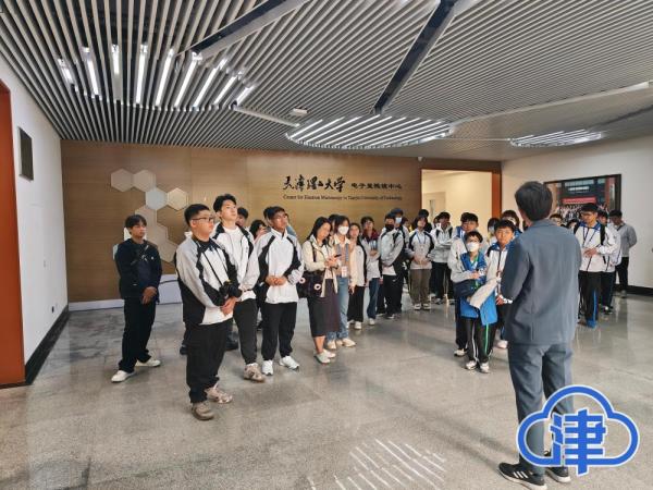 学做天津传统特色美食煎饼果子,熟梨糕,并与枫林路中学学生开展姊妹校