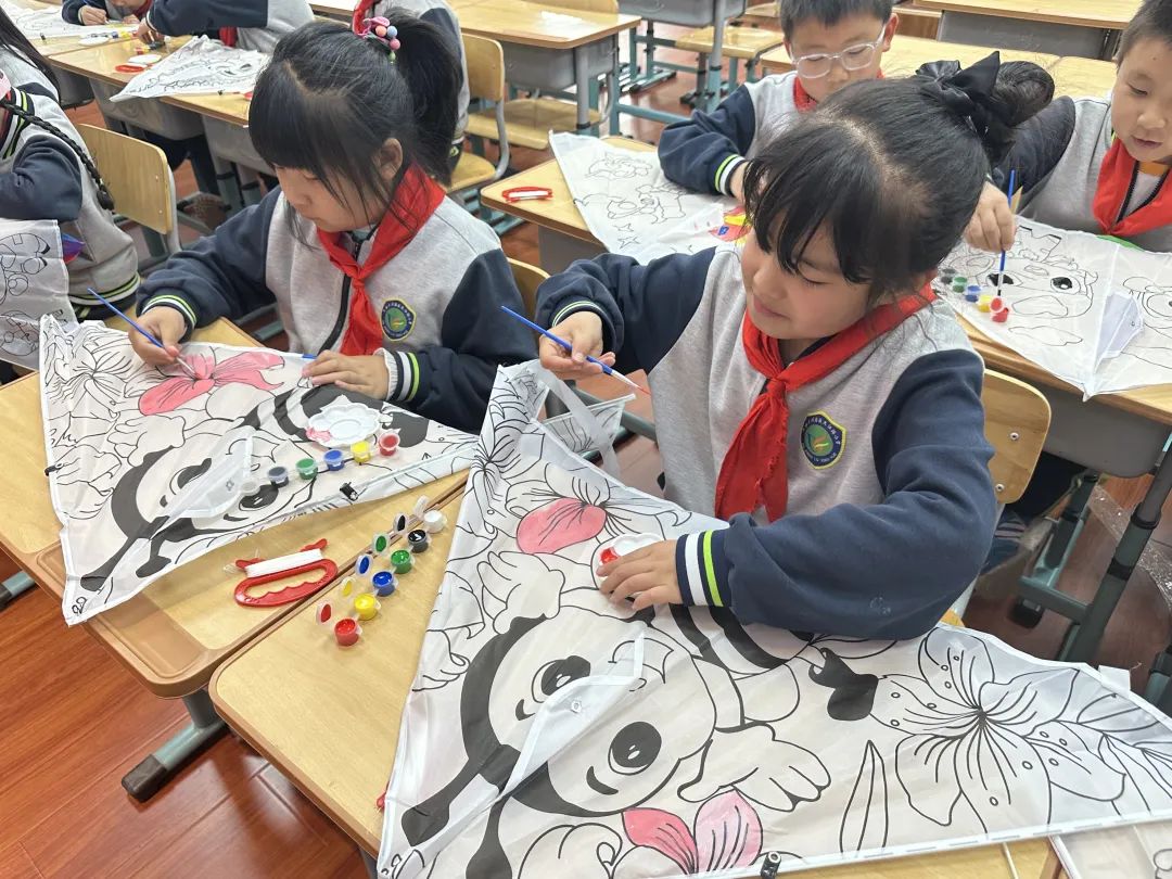 月牙河街道锦江北里社区开展我做非遗小传人风筝制作活动