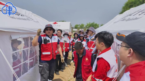 在这一紧急情况下,天津市红十字会迅速采取行动,启动了灾害应急响应