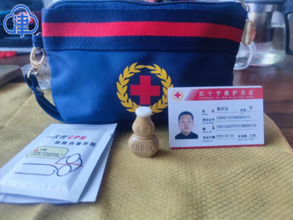 凭借过硬急救知识"拯救"路人 红十字志愿者"救"在身边